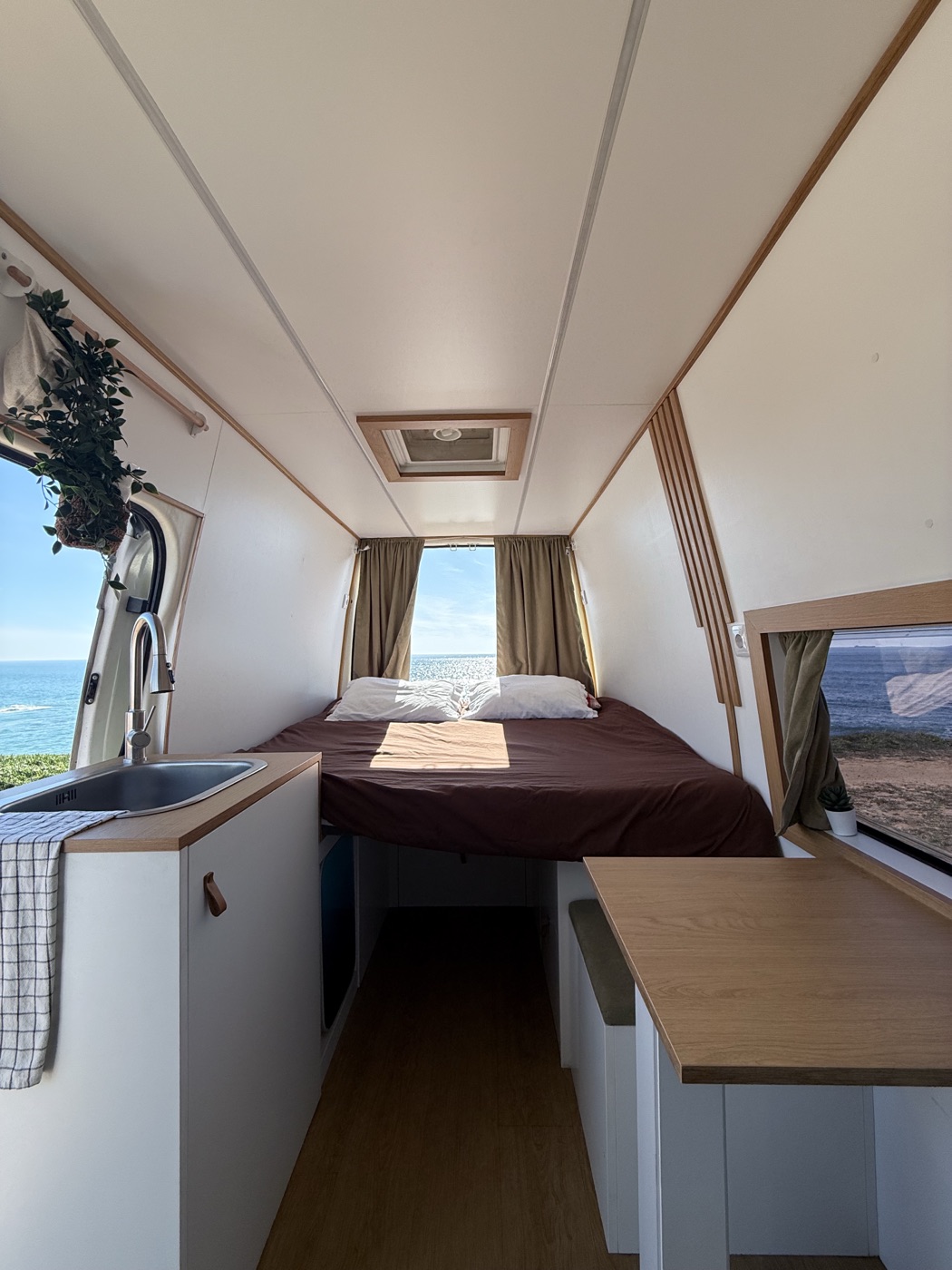 Interior da Vanoia com vista para o mar