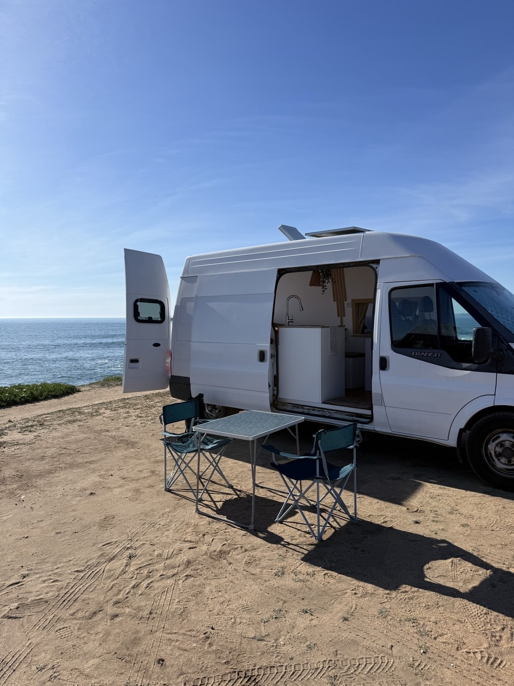 A Vanoia junto ao mar com mesa e cadeiras