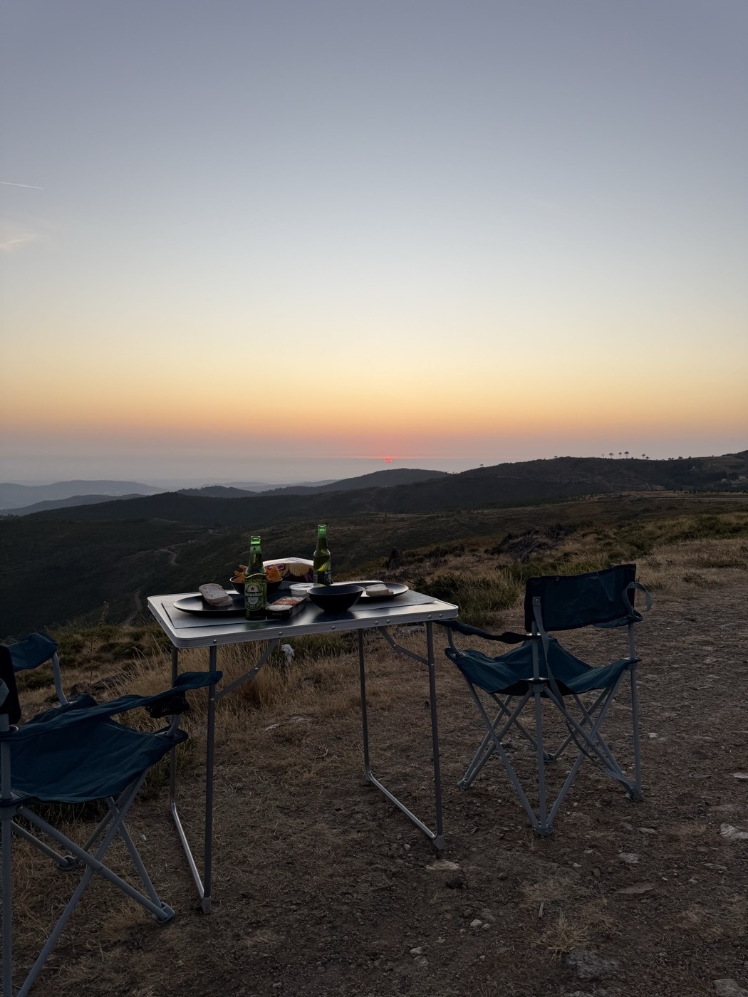 Mesa ao pôr do sol sobre as montanhas