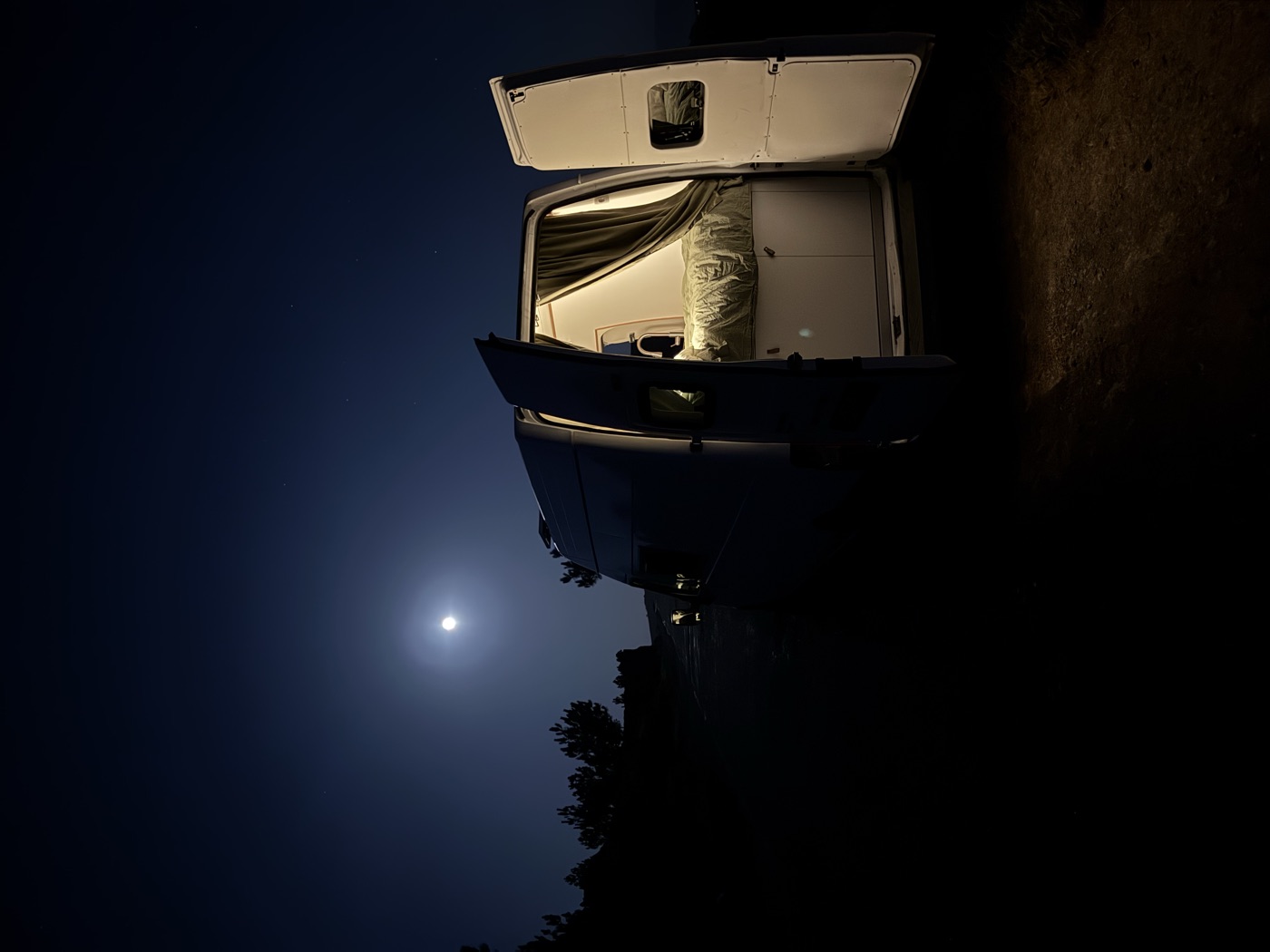 A Vanoia ao luar, com a cama iluminada