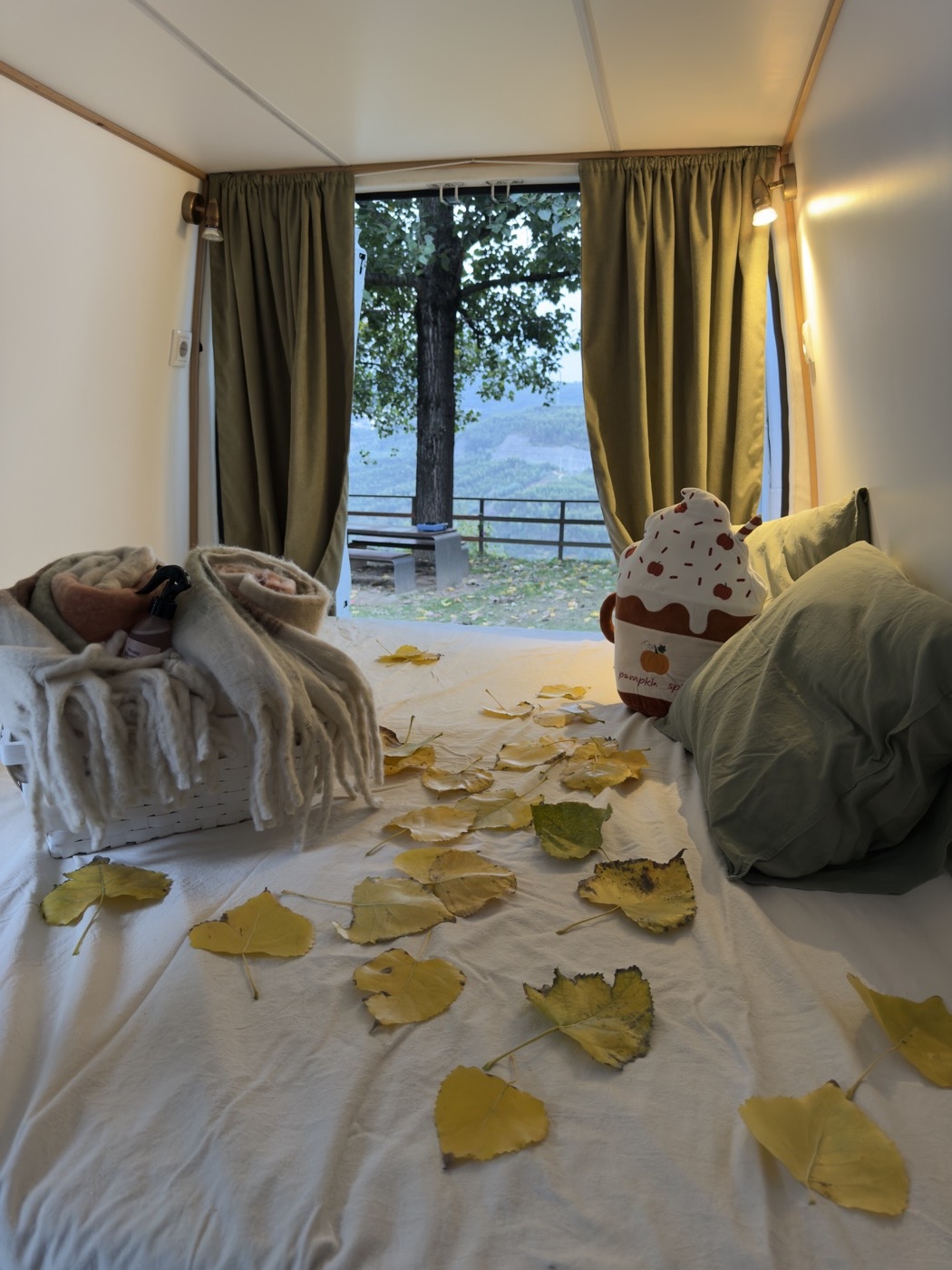 Interior com folhas de outono sobre a cama